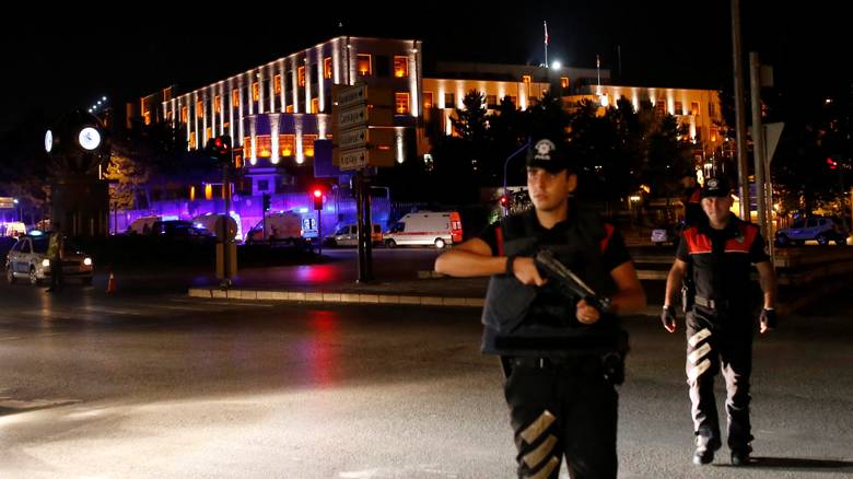 Σκηνικό εμφυλίου στην Τουρκία! Στρατός: «Aναλάβαμε την εξουσία» – Μάχες με την Αστυνομία [φωτό]